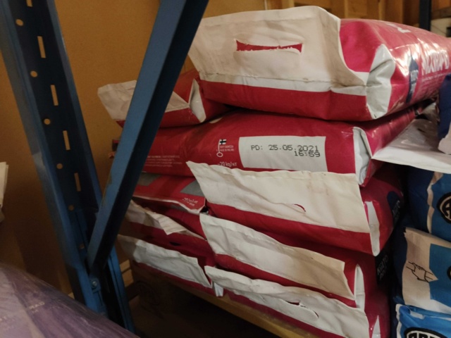 1000322-9 Lot with fixing compound and putty