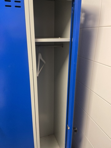 1085921-3 Omklädningsskåp cirka 68x56x192 cm