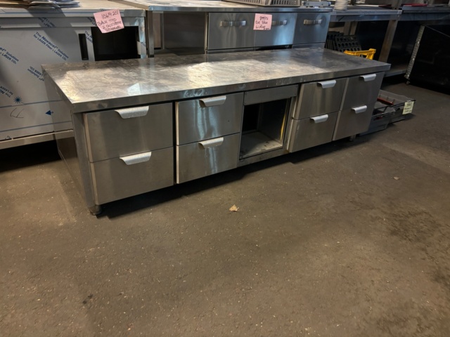 898594-1 Grill cooler without compressor with 8 drawers. Sold as a grill bench.