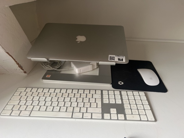 MacBook Air 13" Med Tillbehör - Auktioner online - Nätauktioner ...