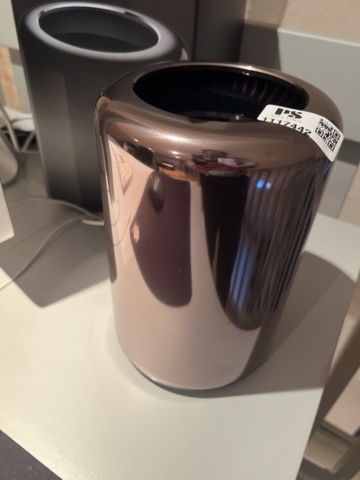 1117442-1 Mac Pro desktop without screen