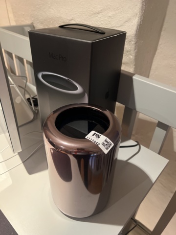 1117442-2 Mac Pro desktop without screen