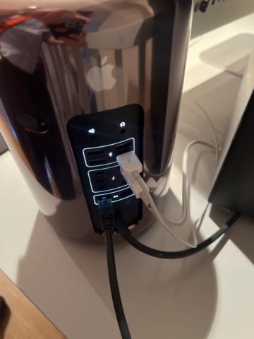 1117442-3 Mac Pro desktop without screen