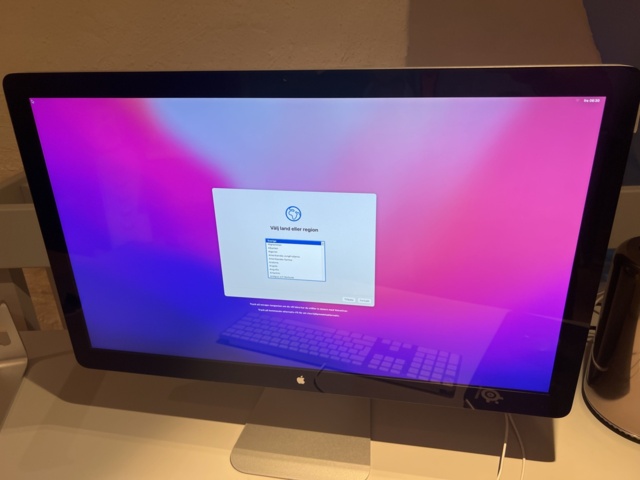 1117442-5 Mac Pro desktop without screen