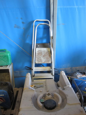 636929-1 Plastic tank, 2 ALU ladders
