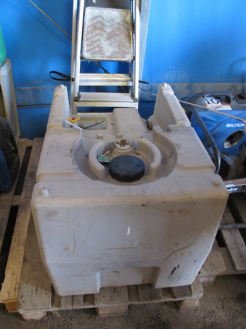 636929-3 Plastic tank, 2 ALU ladders