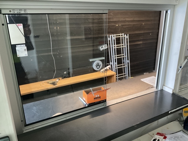 1120611-4 Reception hatch el