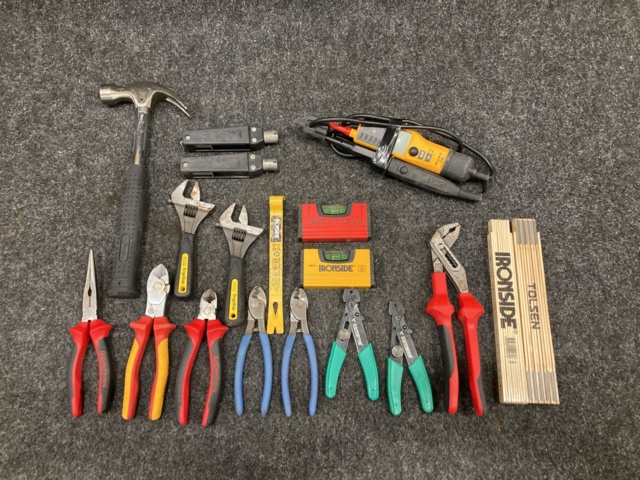 1132752-2 Hand tools incl. voltage tester Fluke T130