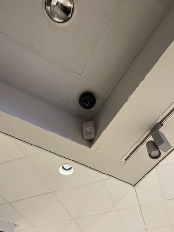 1131522-2 Surveillance system with recorder & 4 screens
