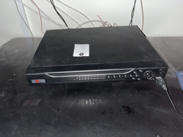 1131522-10 Surveillance system with recorder & 4 screens