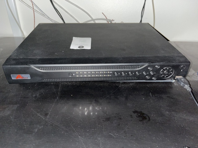 1131522-11 Surveillance system with recorder & 4 screens