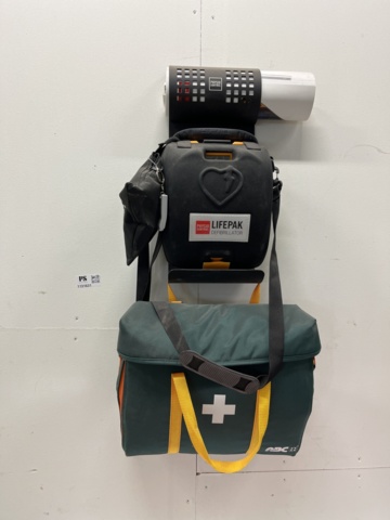 1131631-1 Defibrillator, first aid kit and board