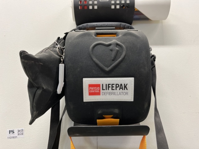 1131631-2 Defibrillator, first aid kit and board