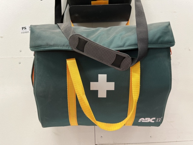 1131631-4 Defibrillator, first aid kit and board