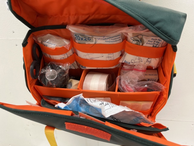 1131631-5 Defibrillator, first aid kit and board