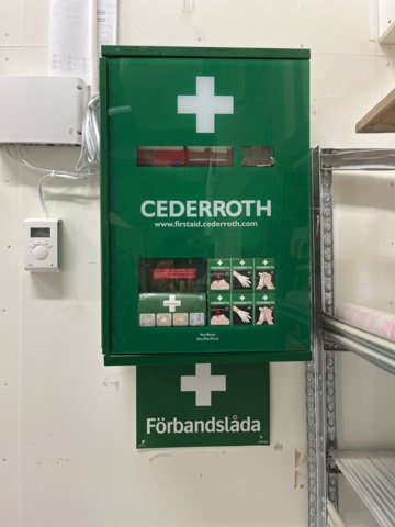 1131631-6 Defibrillator, first aid kit and board