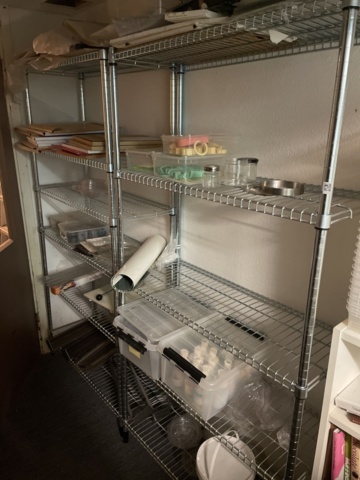 1110234-1 2st Metallhyllor med innehåll