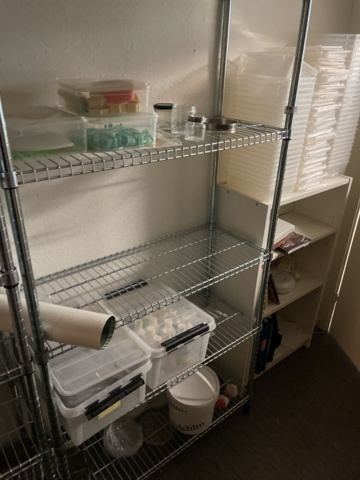 1110234-2 2st Metallhyllor med innehåll