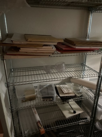 1110234-3 2st Metallhyllor med innehåll