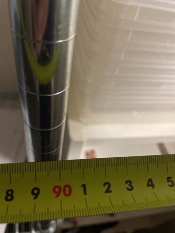 1110234-5 2st Metallhyllor med innehåll