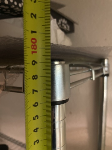 1110234-6 2st Metallhyllor med innehåll