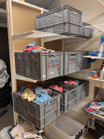 Cleaning equipment & Storage - Rags, Boxes and more - PS Auction - We ...