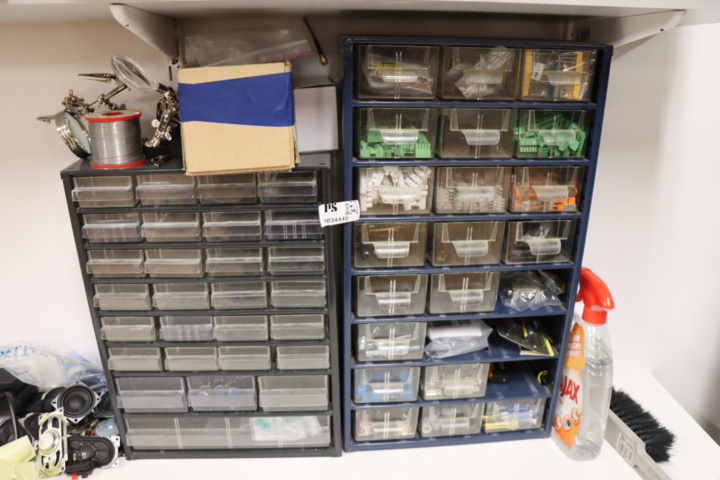 2 assortment boxes with connectors - PS Auction - We value the future ...