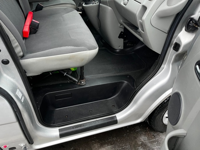 1142004-52 Opel Vivaro Van 2.9t 2.0 CDTI - 2011