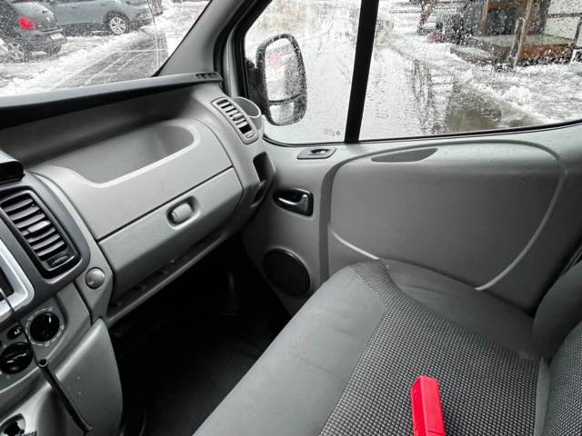 1142004-67 Opel Vivaro Van 2.9t 2.0 CDTI - 2011