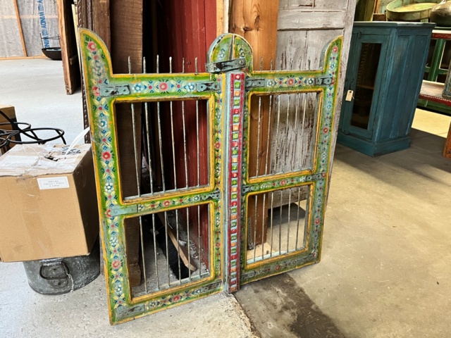 1142310-1 Old gate. New painting. iron grating.