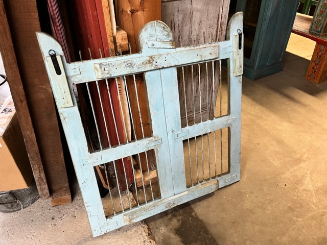 1142310-5 Old gate. New painting. iron grating.