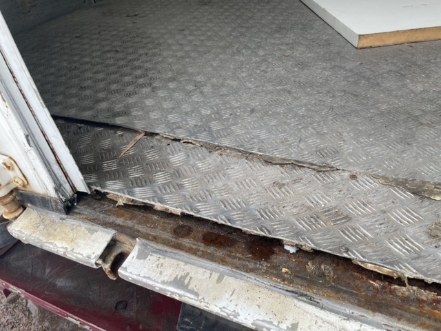 1110356-46 SCHMITZ SKO24/L1 3.5 Trailer with opening bar side