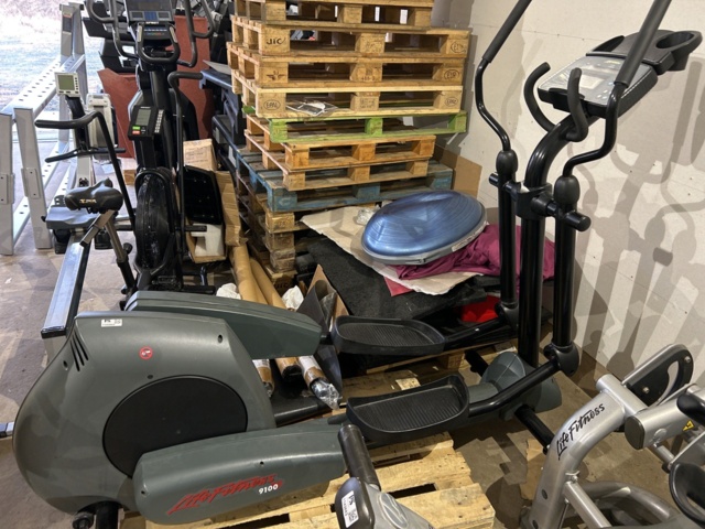 1143882-3 Crosstrainer Life Fitness 9100