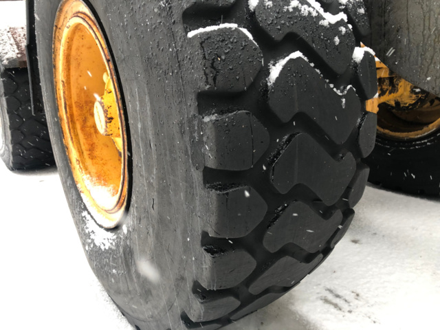 1143290-24 Volvo L70C -1998