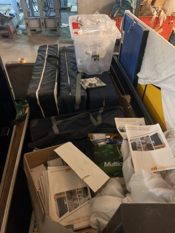 1051537-4 Mess box with various equipment