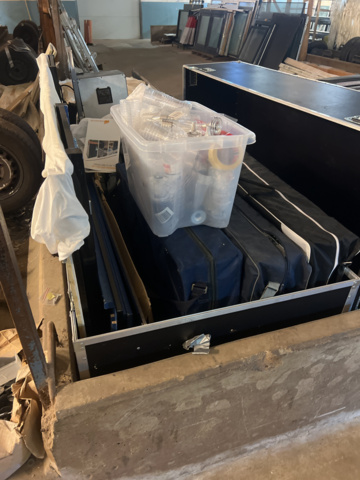 1051537-7 Mess box with various equipment