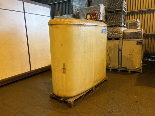 1143898-2 Diesel tank with pump 2350L