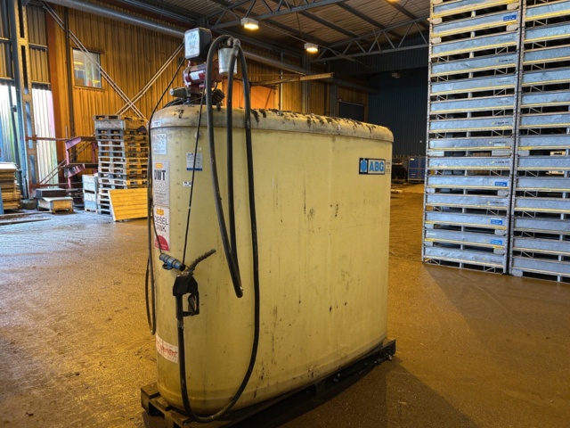 1143898-4 Diesel tank with pump 2350L