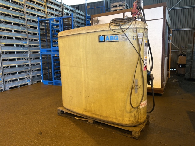 1143898-1 Diesel tank with pump 2350L