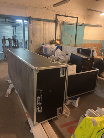 1051537-8 Mess box with various equipment