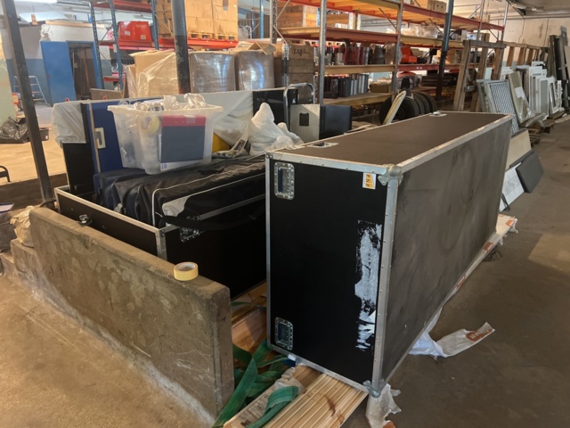 1051537-9 Mess box with various equipment