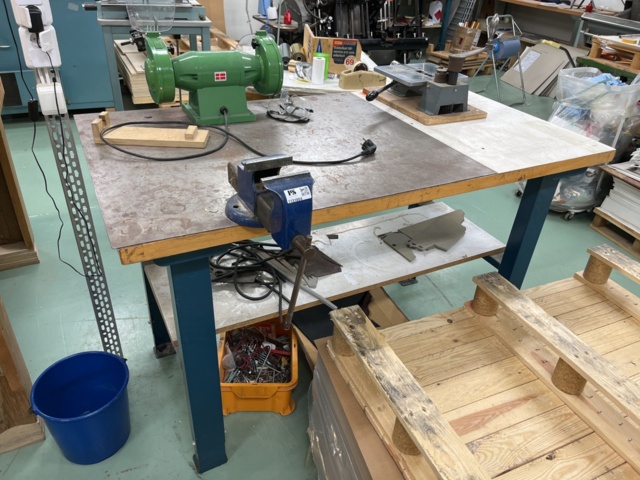 1131804-1 Workbench with vise, table sander and other contents