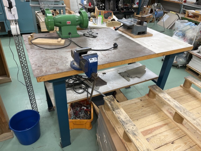 1131804-12 Workbench with vise, table sander and other contents