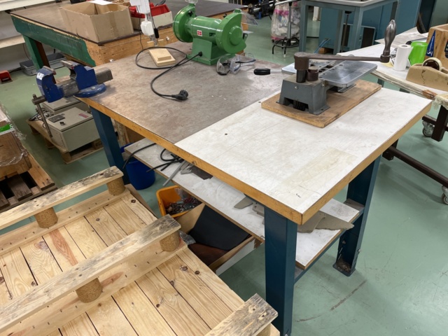 1131804-2 Workbench with vise, table sander and other contents