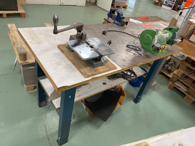 1131804-3 Workbench with vise, table sander and other contents