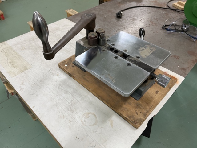 1131804-8 Workbench with vise, table sander and other contents