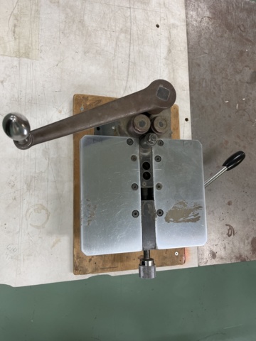 1131804-9 Workbench with vise, table sander and other contents