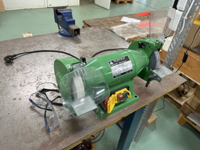 1131804-6 Workbench with vise, table sander and other contents