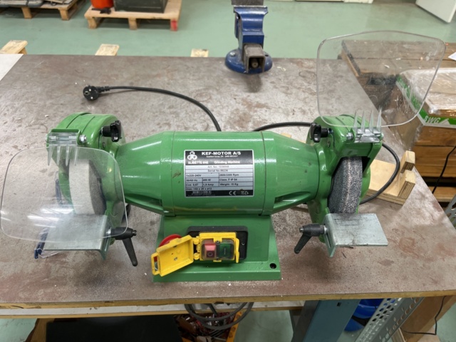 1131804-4 Workbench with vise, table sander and other contents