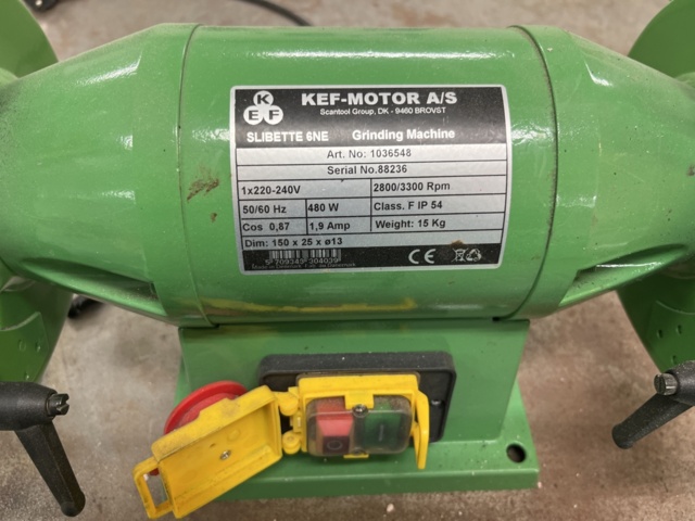 1131804-7 Workbench with vise, table sander and other contents